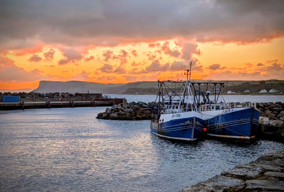 Sunday sunrise from Ballycastle on the Antrim coast!

📸 Anne Kelly Art and Photography • <a href="/annlizkelly/">Anne Kelly ⛔NO DMs⛔ 🌻 🇺🇦 💞</a>