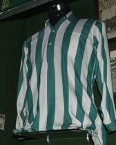 #TalDiaComoHoy de 1958 el <a href="/RealBetis/">Real Betis Balompié 🌴💚</a> Balompié inauguraba oficialmente el estadio Sánchez Pizjuan derrotando al <a href="/SevillaFC/">Sevilla Fútbol Club</a>  por 2-4 en partido d Liga. 
Fue también el último partido que utilizó el clásico camisolín verdiblanco, al siguiente empezó a utilizar camisetas. #Pizjuanazo