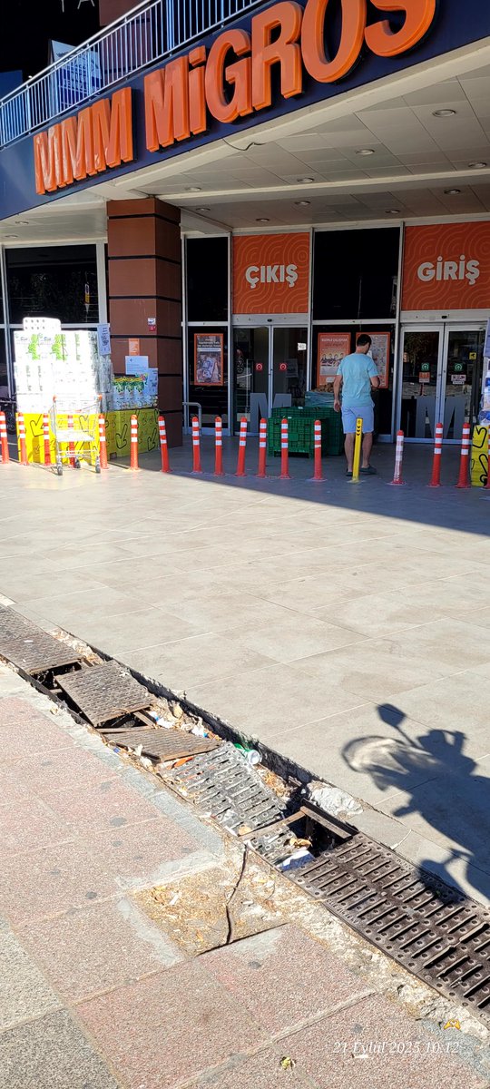 agaciklar's tweet photo. @Migros_Turkiye Mimaroba Cornerlife mağazanızın girişi, mağaza yetkilisine defalarca durumu ilettim, aylardır bu şekilde ve ilgilenilrmiyor, daha kaç kişinin yaralanması gerekiyor? müşterinize bunu mu layık görüyorsunuz? #mimaroba #sinanoba #büyükçekmece #FenerinMaçıVar https://t.co/zfBLxRcUTc