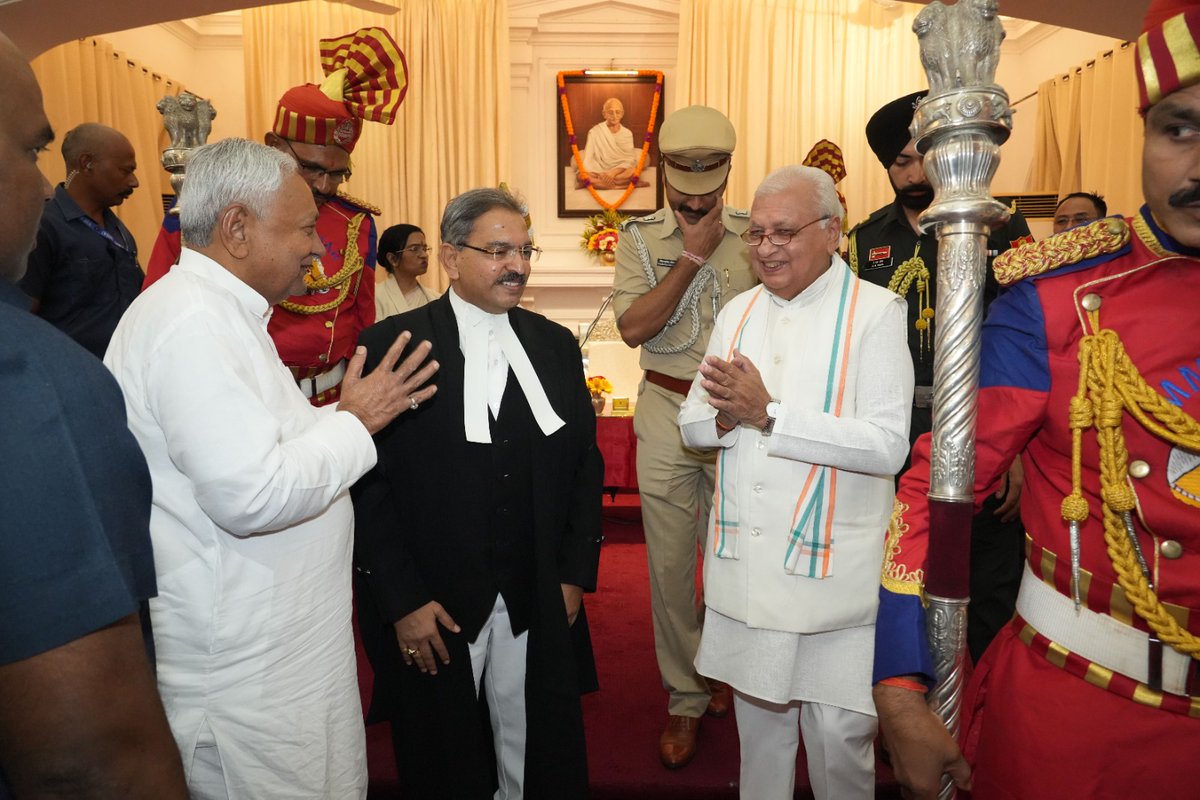 GovernorBihar's tweet photo. माननीय राज्यपाल श्री आरिफ मोहम्मद खां ने राजभवन, पटना में आयोजित शपथ ग्रहण समारोह में न्यायमूर्ति श्री पवनकुमार भीमप्पा बजंत्रि को पटना उच्च न्यायालय के मुख्य न्यायाधीश के पद की शपथ दिलायी। https://t.co/bjQ9lTn0n3