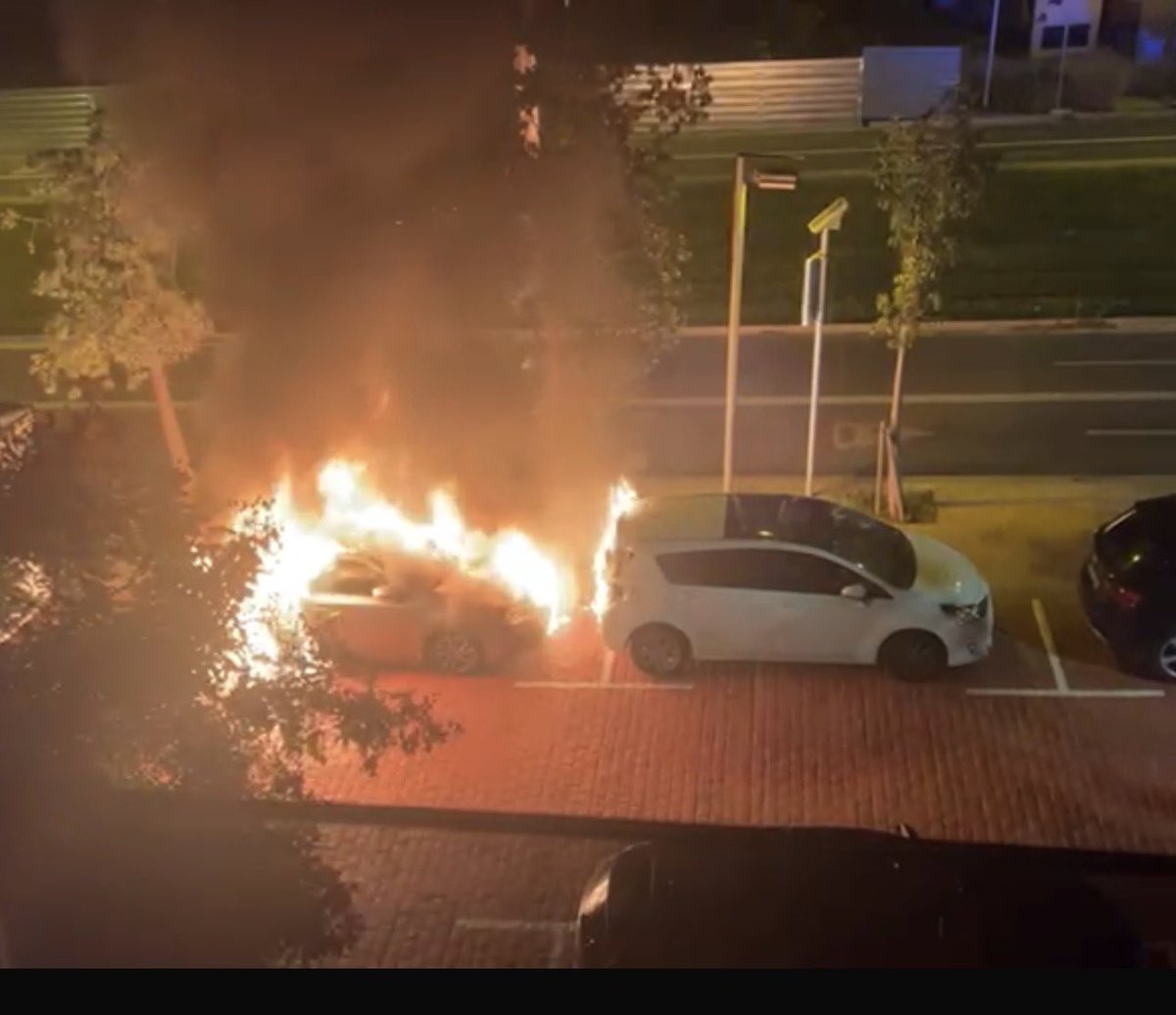 🔥 Otra noche de vandalismo e incivismo en Sant Just. Els MIRALLS
Nuestros coches ardiendo mientras seguimos sin seguridad suficiente. 🚔
<a href="/santjustcat/">santjustcat</a> <a href="/joanbasaganyas/">Joan Basagañas</a> 
necesitamos más patrullas y vigilancia YA.

#SantJust #Inseguridad #policiasantjust
