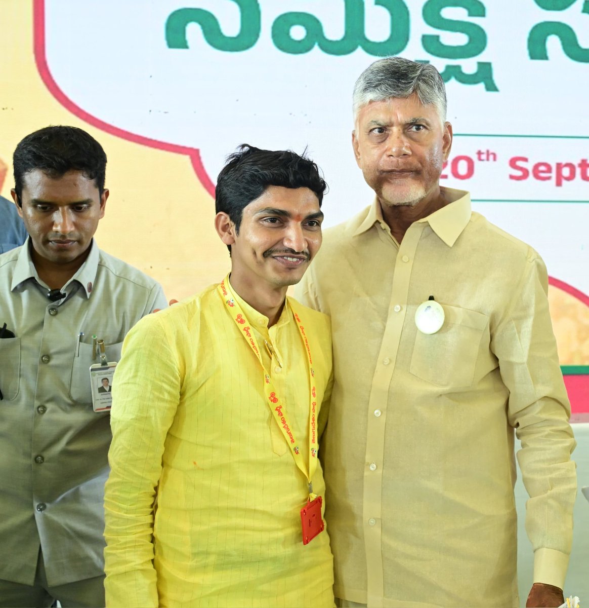 BVNaik_Official's tweet photo. పరిసరాల పరిశుభ్రత, ఆరోగ్య భద్రతే లక్ష్యంగా మాచర్లలో నిర్వహించిన స్వర్ణాంధ్ర స్వచ్ఛ ఆంధ్ర కార్యక్రమానికి విచ్చేసిన గౌరవ ముఖ్యమంత్రివర్యులు నారా చంద్రబాబునాయుడు గారిని ముందుగా హెలిపాడ్ వద్ద మర్యాదపూర్వకంగా కలుసుకోవడం జరిగింది.
 #TDPforDevelopment  #NaraChandrababuNaidu https://t.co/67un7yeWOJ