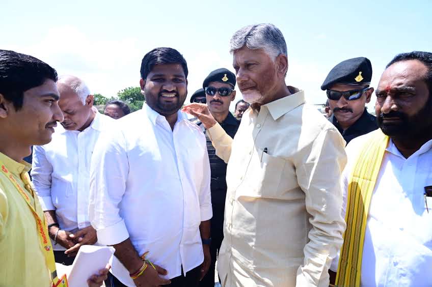 BVNaik_Official's tweet photo. పరిసరాల పరిశుభ్రత, ఆరోగ్య భద్రతే లక్ష్యంగా మాచర్లలో నిర్వహించిన స్వర్ణాంధ్ర స్వచ్ఛ ఆంధ్ర కార్యక్రమానికి విచ్చేసిన గౌరవ ముఖ్యమంత్రివర్యులు నారా చంద్రబాబునాయుడు గారిని ముందుగా హెలిపాడ్ వద్ద మర్యాదపూర్వకంగా కలుసుకోవడం జరిగింది.
 #TDPforDevelopment  #NaraChandrababuNaidu https://t.co/67un7yeWOJ