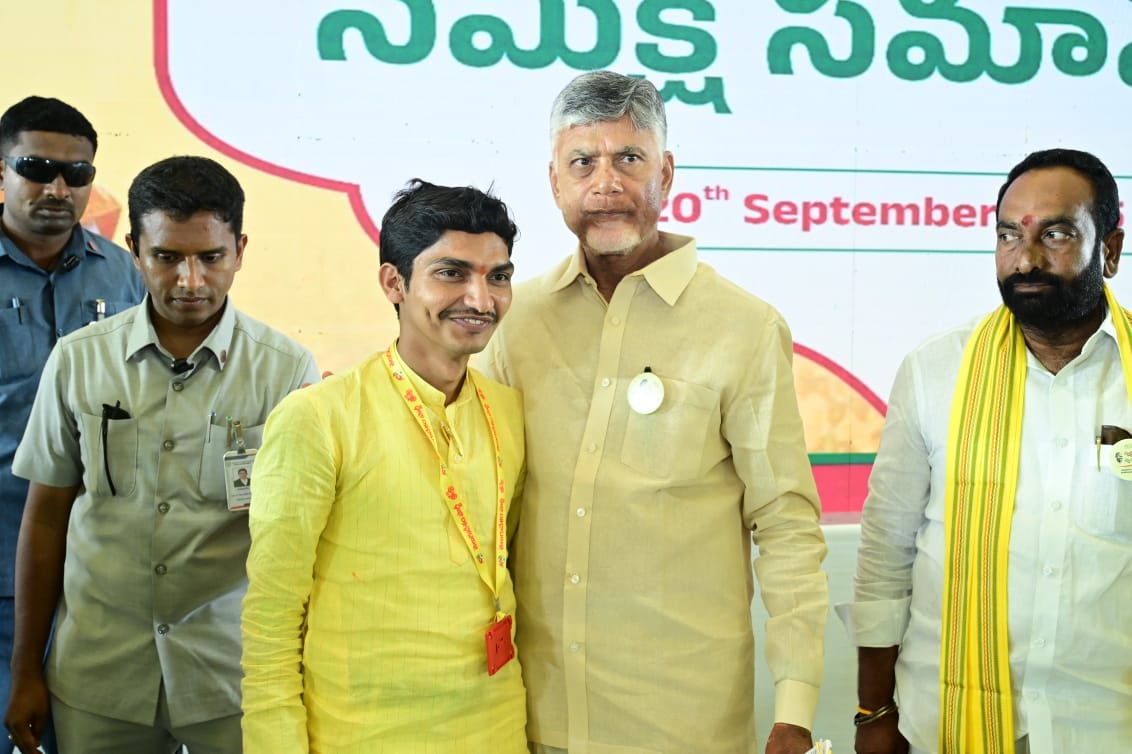 BVNaik_Official's tweet photo. పరిసరాల పరిశుభ్రత, ఆరోగ్య భద్రతే లక్ష్యంగా మాచర్లలో నిర్వహించిన స్వర్ణాంధ్ర స్వచ్ఛ ఆంధ్ర కార్యక్రమానికి విచ్చేసిన గౌరవ ముఖ్యమంత్రివర్యులు నారా చంద్రబాబునాయుడు గారిని ముందుగా హెలిపాడ్ వద్ద మర్యాదపూర్వకంగా కలుసుకోవడం జరిగింది.
 #TDPforDevelopment  #NaraChandrababuNaidu https://t.co/67un7yeWOJ