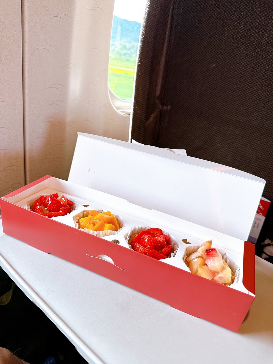 約3時間でお弁当2つとアイスとタルトを平らげる。