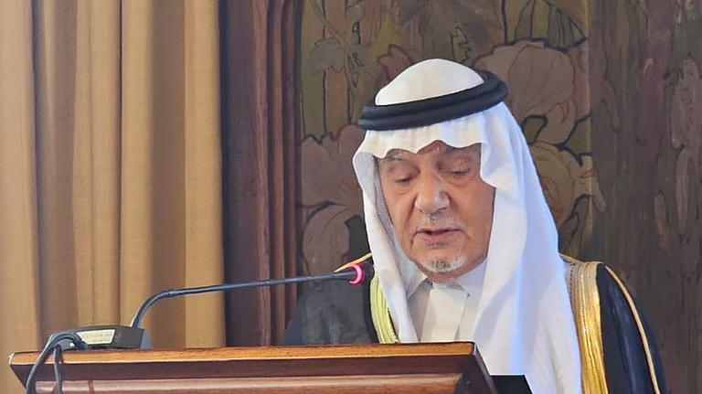 #تركي_الفيصل: العالم يودّع النظام أحادي القطب.. و"زمن الوحوش" يفرض تعاونًا إقليميًا لمواجهة التحديات
🔹 النظام الدولي يتهاوى وسط حروب غزة وأوكرانيا وتصاعد النزاعات
🔹 واشنطن لم تعد قادرة على فرض أحاديتها.. وصعود الصين وروسيا والهند يعمّق الاستقطاب
🔹 الحل العادل لفلسطين أساس