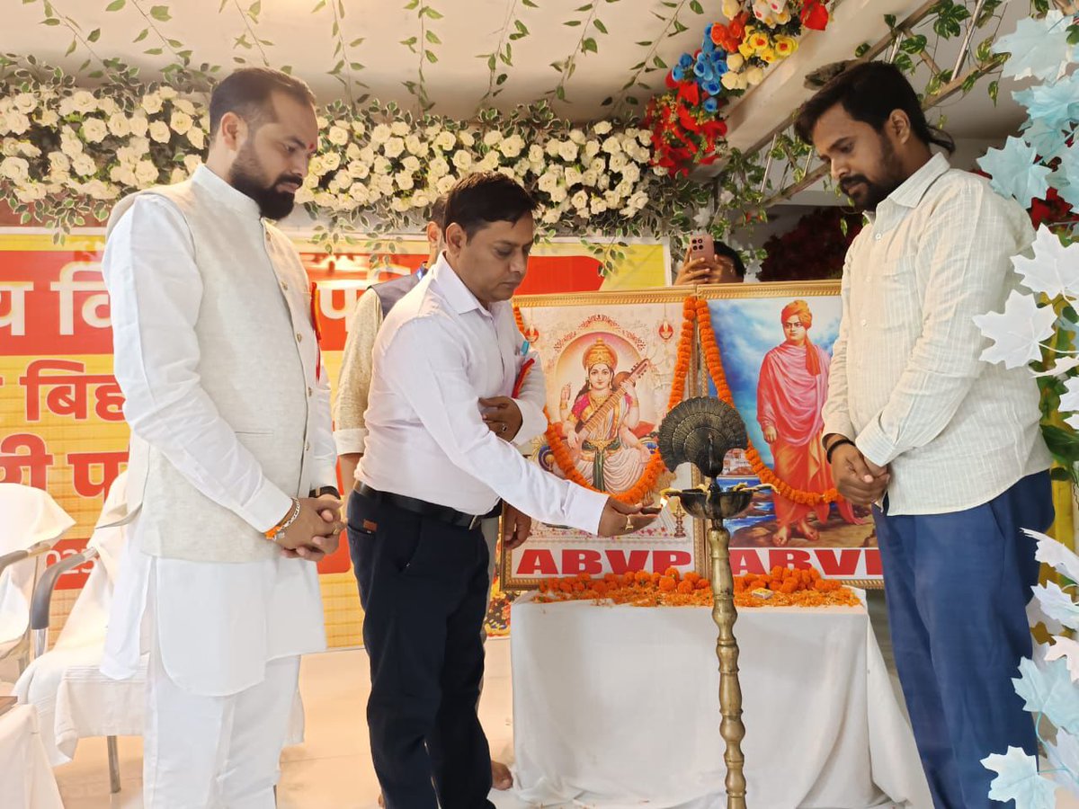 yagywalkya's tweet image. अभाविप उत्तर बिहार प्रांत के सहरसा जिला में प्रदेश कार्यकारिणी बैठक विधिवत उद्घाटन प्रदेश अध्यक्ष डॉ. अंजनी श्रीवास्तव और प्रांत मंत्री श्री पुरुषोत्तम कुमार द्वारा दीप प्रज्वलित कर किया गया।

#ABVPForStudents