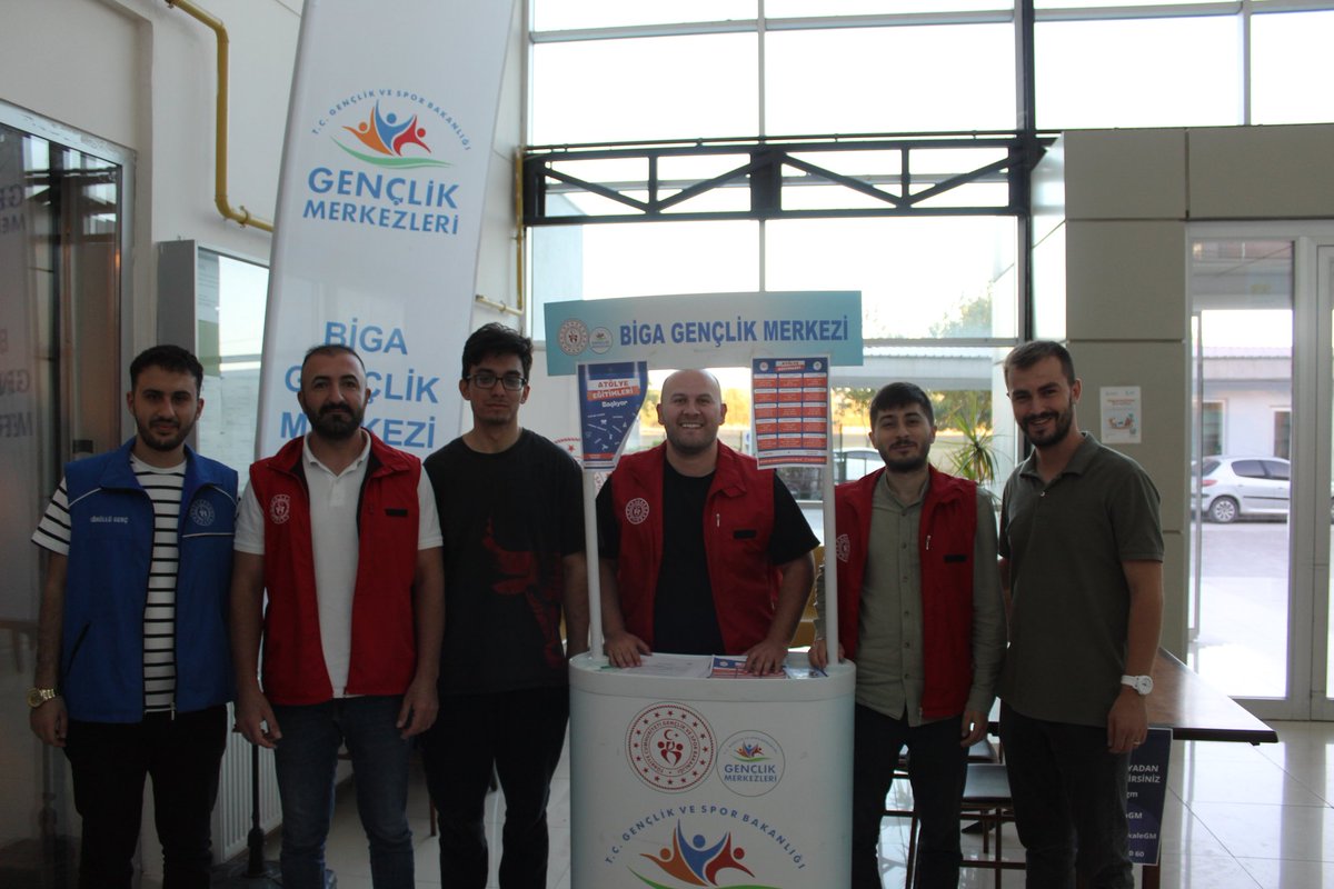 Bakanlığımızın "Uyum Programı" kapsamında GSB Ahmet Bican Yurdu'nda gençlerimize, Gençlik Merkezimizi ve faaliyetlerimizi anlattık. ☺️

#GSBYanımda 
#GSBBigaGençlikMerkezi
