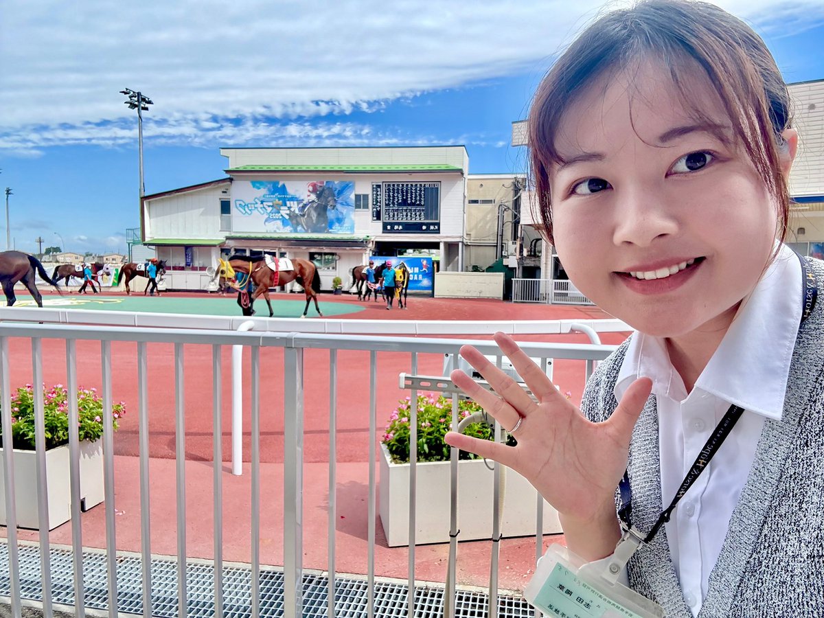 ___Harucy___'s tweet image. 秋らしい風吹く水沢競馬場です🐎

今週の「はるしのきいてみた」では、南部杯の話題・指定席券の事前抽選発売についてと、金沢競馬への募金についてききました👂私も募金してきました🐴

青藍賞にはひさしぶりのフジユージーン！

このあと午後5時から #IBC #岩手競馬クロス おききください📻