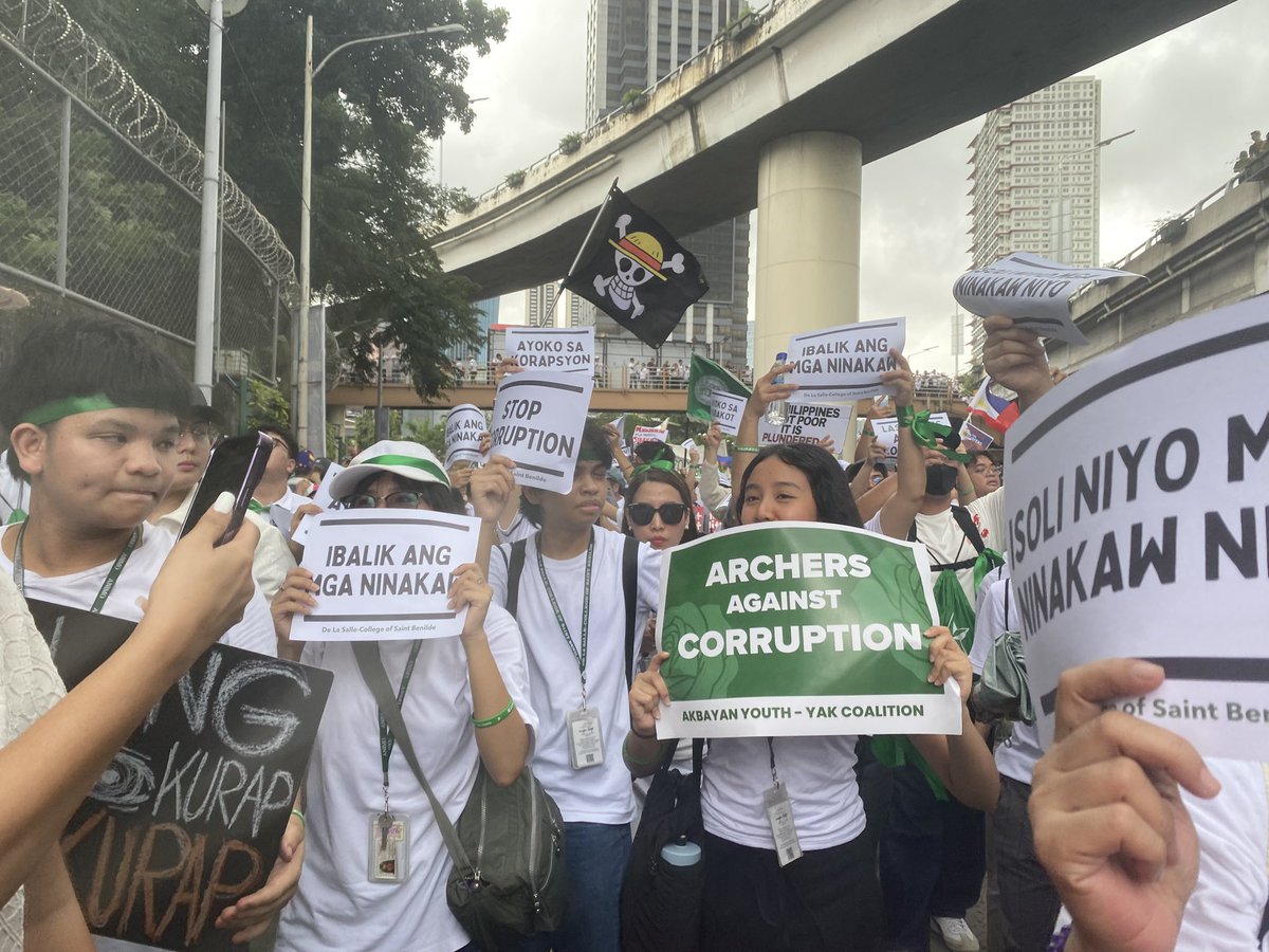CXRDDESTROYER's tweet image. No OOC mark
To all my fellow Filipinos in #mvrp/#rptwt, remember to protest against the corruption in the government! This is our time where we shout for our power as a nation!
Say no to corruption! Ikulong mga kurapot!
#PeoplePower #LabanSaKorapsyon