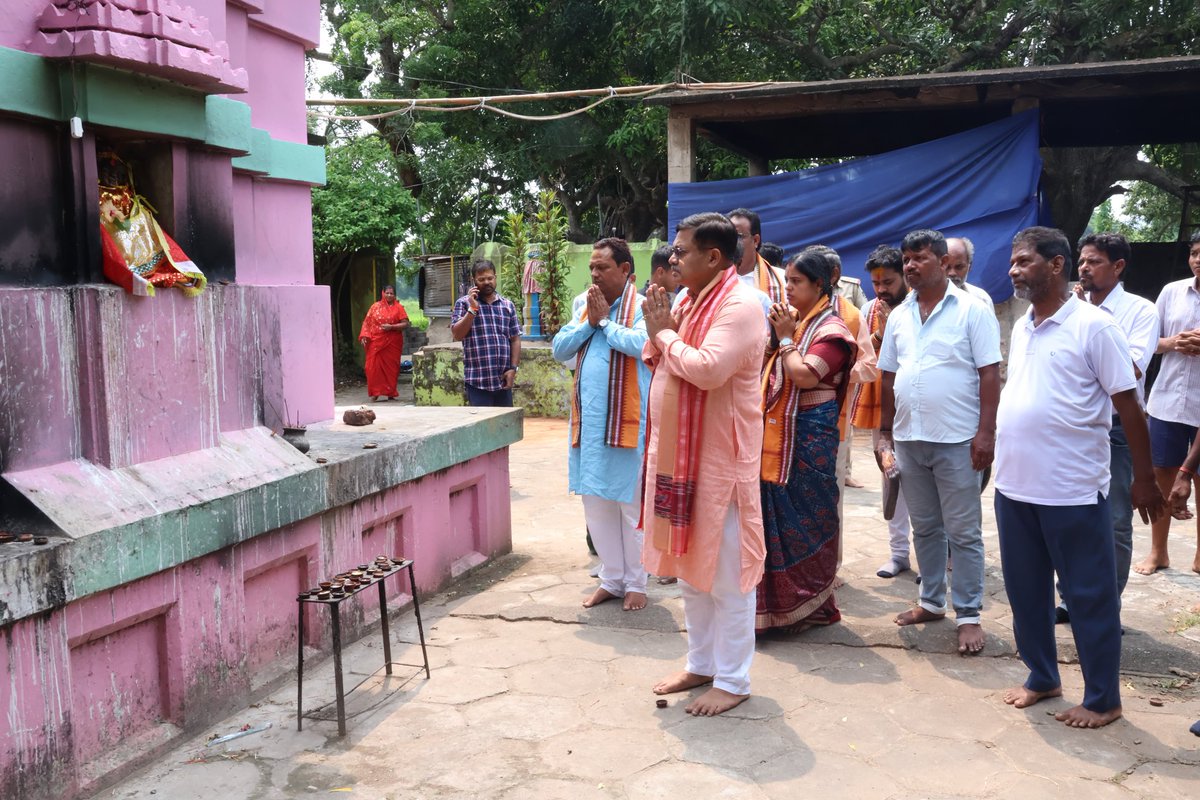 PrithivirajBJP's tweet photo. ଆଜି ଚ଼ିଲିକା ବିଧାନସଭା କ୍ଷେତ୍ର ସ୍ଥିତ ବଡ଼କୂଳ ଗ୍ରା:ପ ଅନ୍ତର୍ଗତ ଗବପଦରର ଆରାଧ୍ୟ ଦେବତା ପ୍ରଭୁ ଶ୍ରୀ ଶ୍ରୀ ରାମେଶ୍ବର ଦେବଙ୍କୁ ଦର୍ଶନ କଲି । ଦେବାଧିଦେବ ମହାଦେବଙ୍କ ପାଖରେ ସମସ୍ତଙ୍କ ସୁଖ, ଉତ୍ତମ ସ୍ୱାସ୍ଥ୍ୟ ଓ ଉତ୍ତରୋତ୍ତର ଉନ୍ନତି କାମନା କରୁଛି ।
#Badakul
#GabaPadar
#RameswarDevTemple https://t.co/TvpQwvISr2