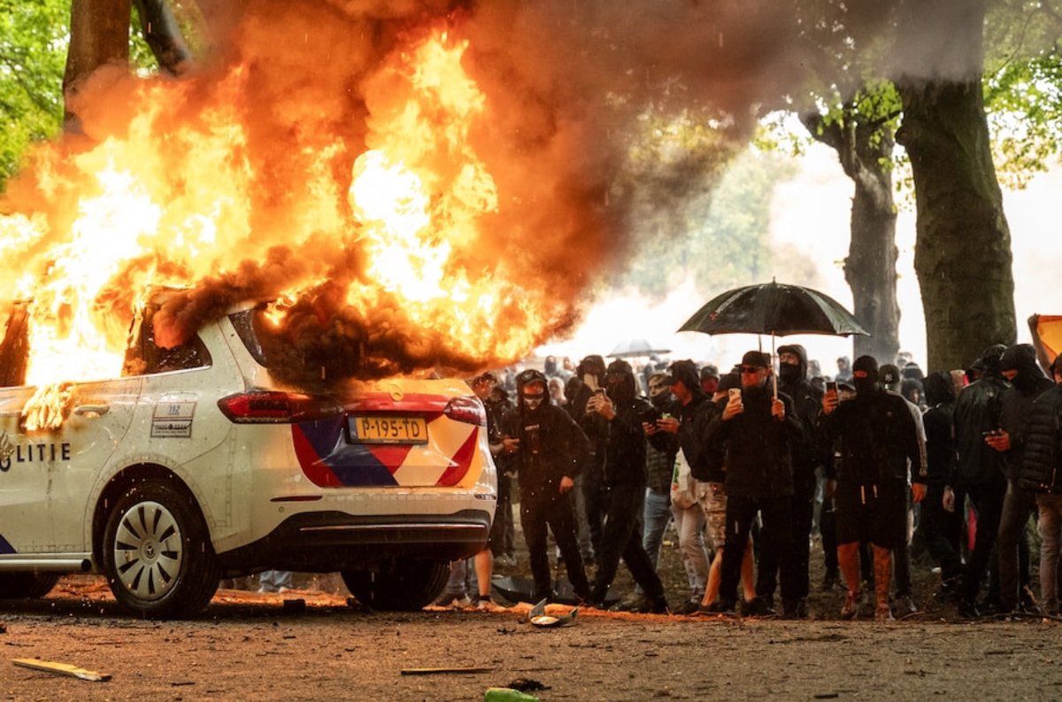Verontrustend beeld:  doordacht patroon van geweld gericht tegen politiemensen, media en politiek. Angst en chaos zaaien in Nederland. We zijn hier nog niet vanaf. Dit vraagt om eendracht en moed om onze democratie te beschermen! ⁦<a href="/50pluspartij/">50PLUS</a>⁩