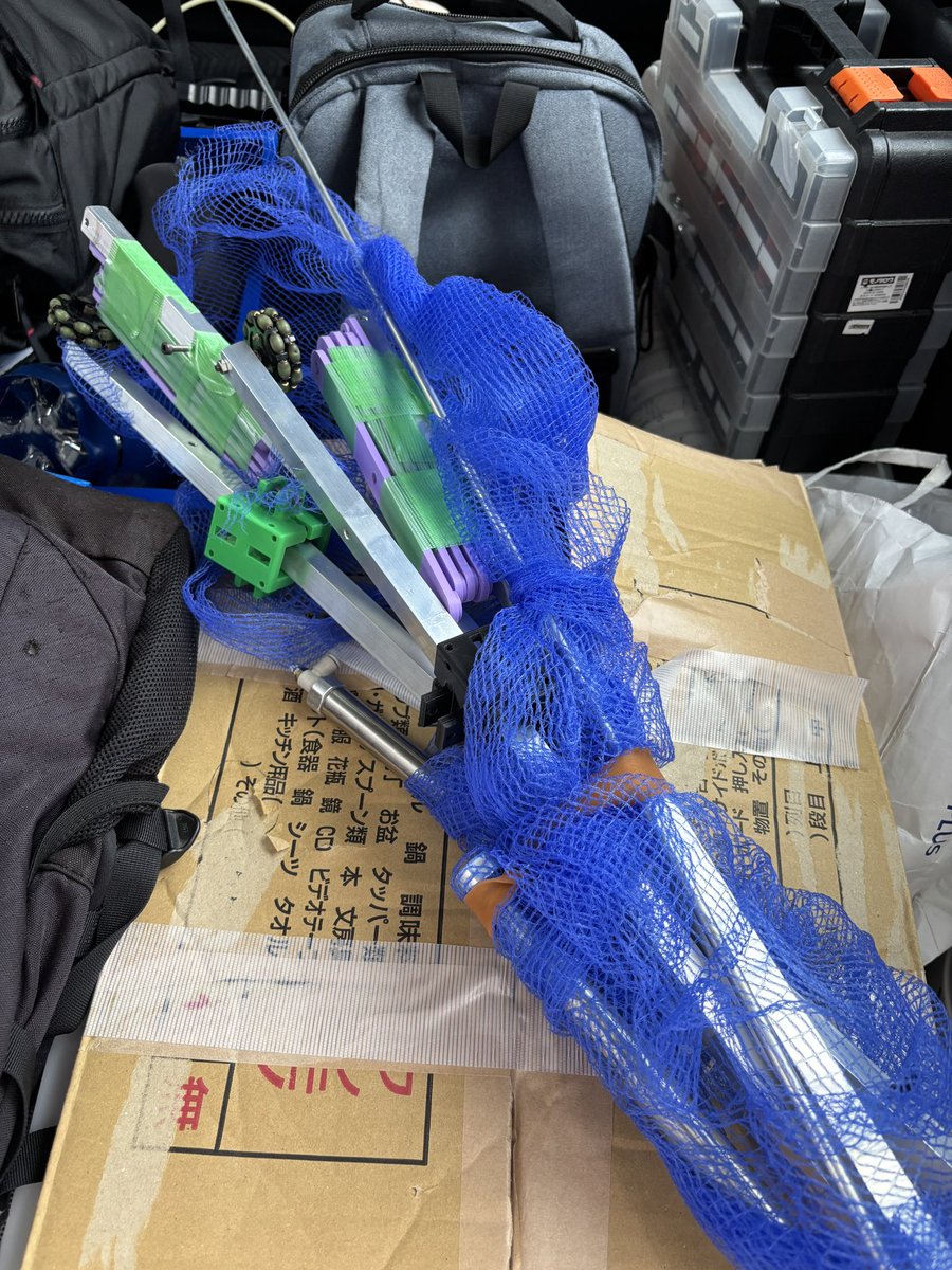 Well5SS's tweet photo. 老han の制御を担当しました。
CAN通信とアクチュエータの制御をある程度わかったので1人ロボコンに近づいた！

なお、前日夜から予選当日にかけて妨害機構を作ろうとして、無事透明天板に乗り上げ、オミット。。。

 #キャチロボ https://t.co/NnXWBkPZsw