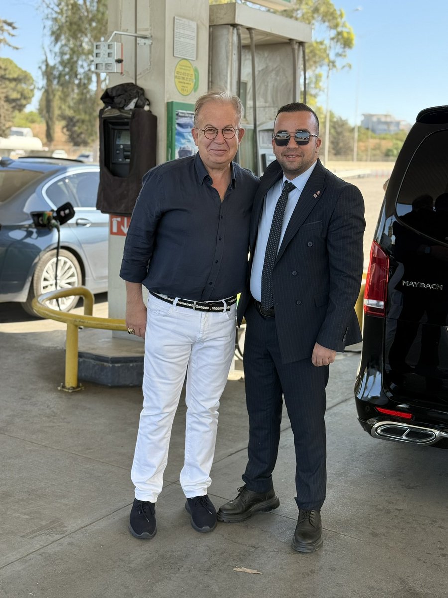 Mavi Vatan’ın fikir önderi, askerliğiyle ve ilmiyle vatanımıza büyük hizmetlerde bulunmuş kıymetli hocamız Prof. Dr. Mustafi Tümamiral @cihatyaycii ile aynı karede yer almak benim için tarifsiz bir gurur.”🇹🇷🇹🇷🇹🇷