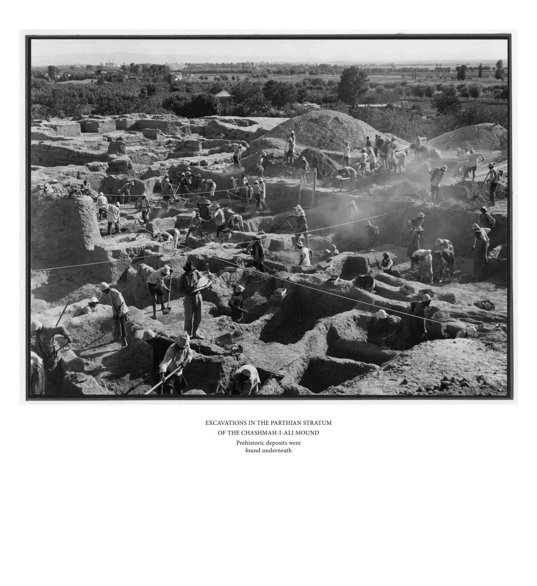 باستانشناسان در چشمه علی مشغول کارند.
اريک اشميت . 1935 م .

از آنجایی که تنها چند نسخه از مجموعه هايی نظير اين مجموعه 24 قطعه ای ری تهيه و منتشر شده، گمان می‌رود که اریک اشمیت این نسخه های محدود را با هدف جمع‌آوری کمک‌های مالی تهیه کرده باشد.
شواهدی هست که نشان می دهد عکاسی برخی