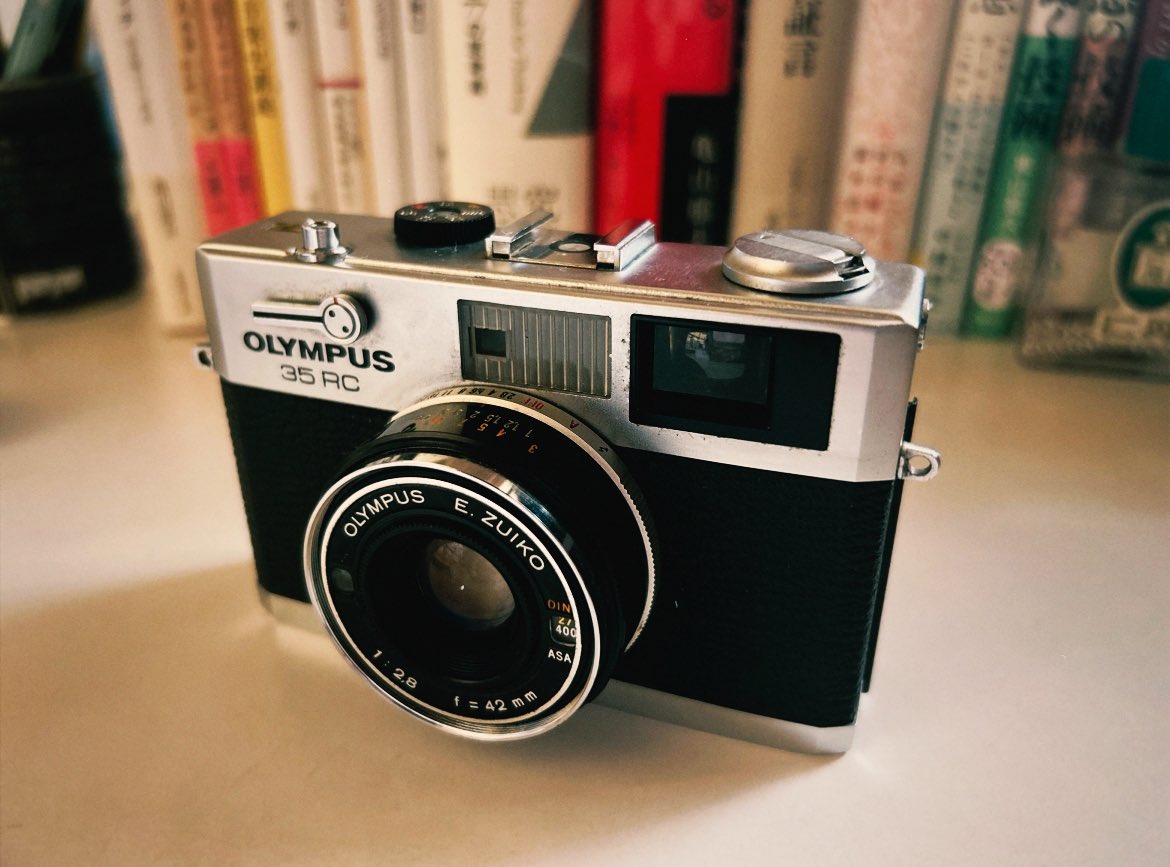 フィルムカメラを頂いた OLYMPUS 35RC 1970年頃のものかな。 フィルム