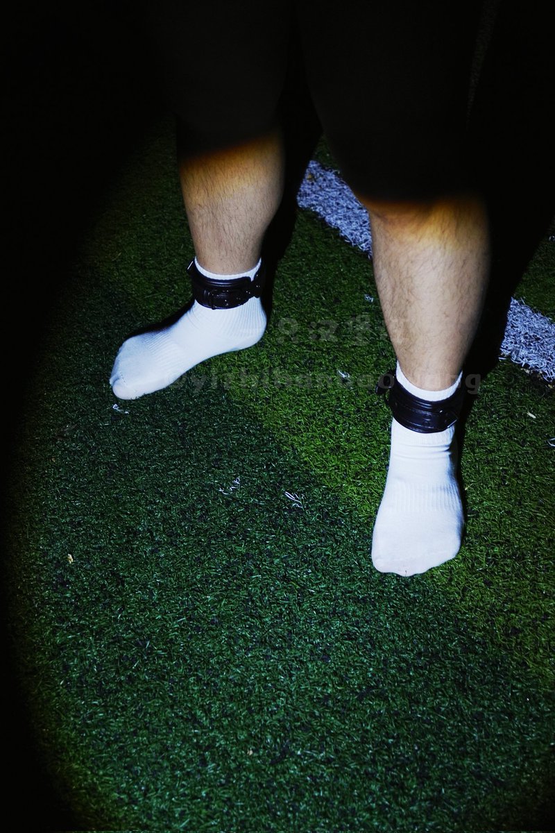 深夜足球场
Midnight Football Field