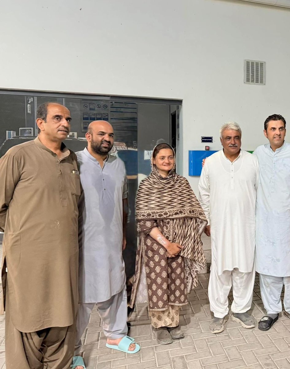 Asadrchaudhry's tweet photo. یہ پنجاب کے صوبائی وزراء ہیں
ان کے جوتوں پر دھول دیکھیں۔۔
اور
ان کے چہروں پر تھکاوٹ مگر اطمنان دیکھیں۔ ر��زانہ کی تصاویر ایسی ہی آتی ہیں۔
جب برے وقتوں میں عوام کے ساتھ ایسے ہوتے ہیں تو نارمل حالات میں دفاتر میں بیٹھنے کا بھی ایسے لوگوں کا ہی حق ہے۔
مخالفین کے علاوہ اپنی سائیڈ کا بن کر بے جا تنقید کرنے والوں کو شرم آنی چاہیے۔
 ویسے دفاتر میں بیٹھ کر بھی عوام کے لیے اہم فیصلے ہی کر رہے ہوتے ہیں۔
 
(*اور ہاں۔۔سندھ اور پختونخواہ سے بھی تقابلی جائزہ کر لیں)

(اسد آر چوہدری)