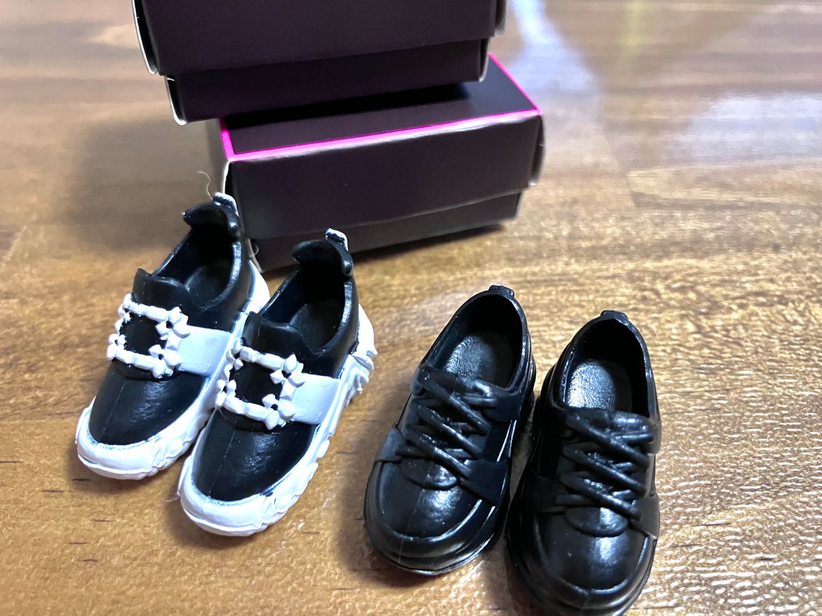 リカちゃんのスニーカーガチャ回してきた♪一足はビジュースニーカーが欲しかったから出てきて満足〜