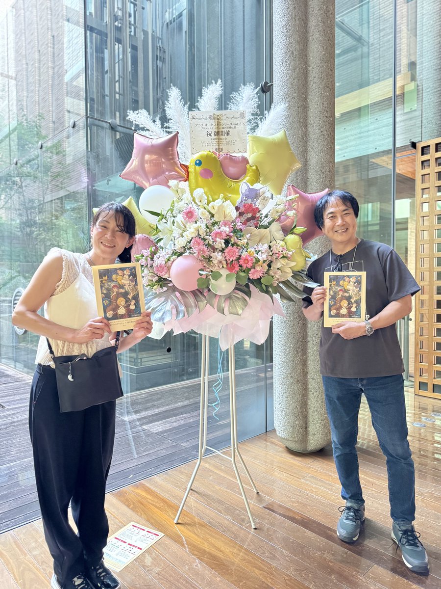 kinkangakuen's tweet image. 今回お時間の都合で、猫耳装着の松本さんのお写真が撮れず残念。
ゲネプロ終了後のお二人とフラワースタンドと、アヒルと心のカケラを装着した奈々絵ちゃん。
 #プリンセスチュチュ × #銀河英雄伝説  #ptutu  #アニオケ