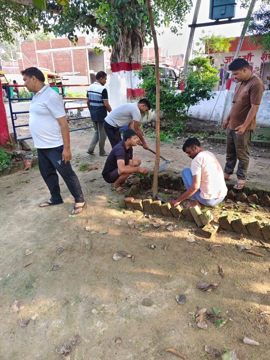 kaushambipolice's tweet photo. आज दिनांक 21.09.2025 रविवार को पुलिस अधीक्षक कौशाम्बी श्री राजेश कुमार के निर्देशन में जनपद कौशाम्बी के समस्त थानों/चौकियों पर पुलिस अधिकारियों/कर्मचारियों द्वारा वृहद स्तर पर श्रमदान करते हुए कार्यालयों, बैरकों एवं थाना/चौकी परिसर की साफ सफाई की गई।
#UPPolice 
#kaushambipolice https://t.co/RFeUsP8Q0j