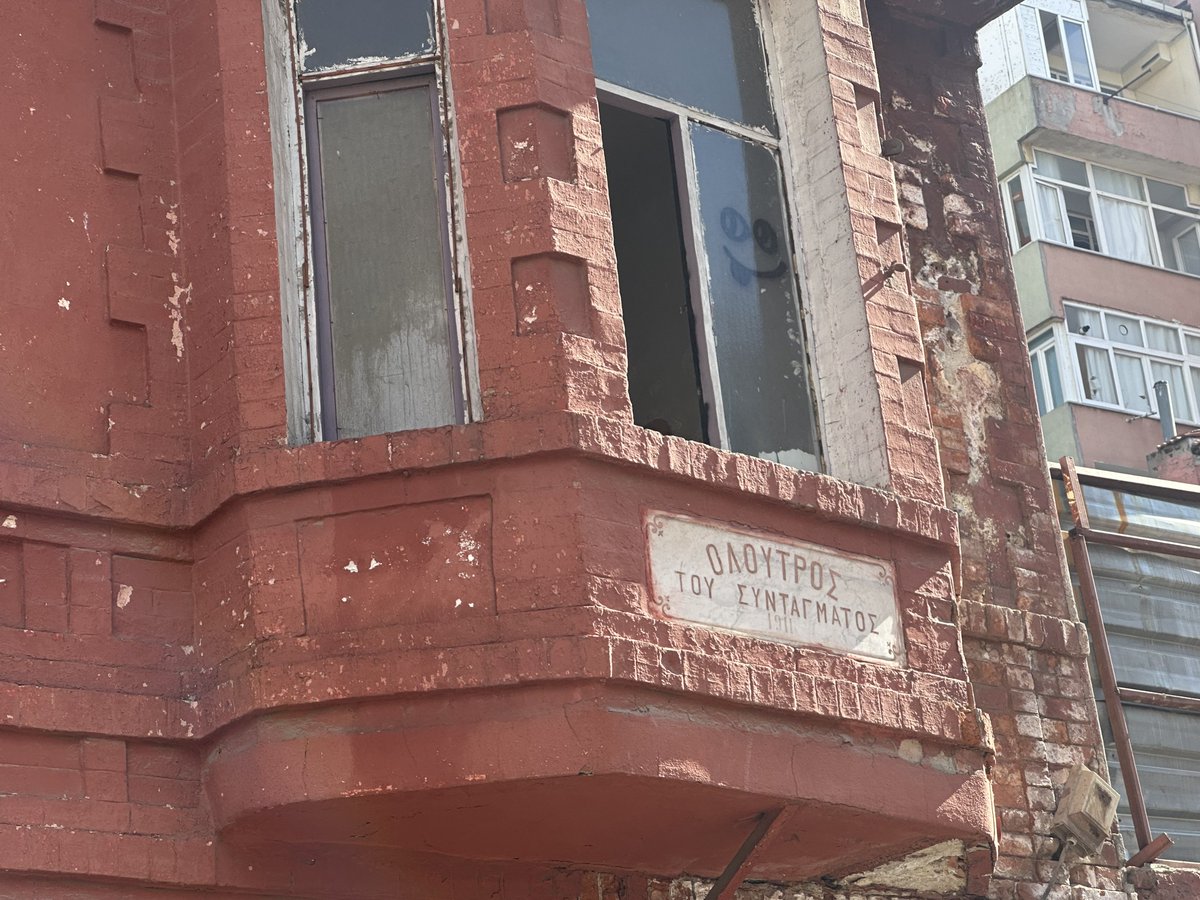 hürriyet hamamı, tarlabaşı’nın üç dilli hamamı…

ikinci meşrutiyetin ilanından sonra 1911’de inşa ediliyor. binanın duvarında ermenice, rumça, osmanlı türkçesiyle yazılmış anayasa hamamı anlamına gelen kitabeler var.