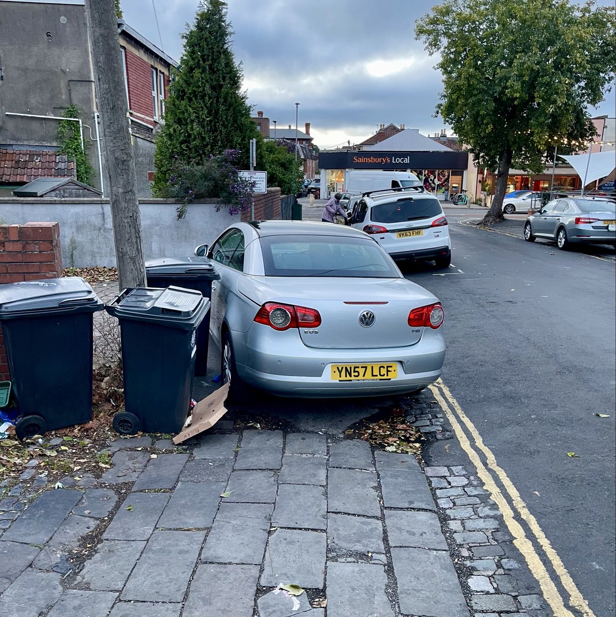 c_r_g's tweet photo. Highway Code - Rule 244:
“You should not park partially or wholly on the pavement elsewhere unless signs permit it.
Parking on the pavement can obstruct and seriously inconvenience pedestrians, people in wheelchairs or with visual impairments and people with prams or pushchairs.” https://t.co/uJZ93WJCe5