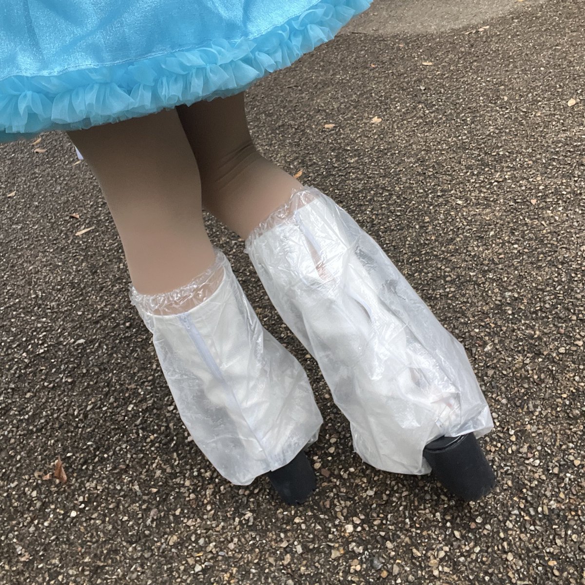雨予報でブーツカバー持ってきてよかった、、、と思った矢先にブーツの片足のチャックが壊れて大格闘してました

カバーのおかげで目立たなかった…かも!!