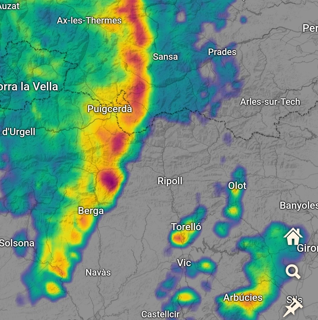 Arriba tempesta a l'Olla de Núria. Una cursa o excursió per alta muntanya, amb avisos actius, és una imprudència. Un sense sentit que, a sobre, avui es pot veure en directe per televisió. I després diuen que la gent miri la méteo abans d'anar a muntanya... és increïble.