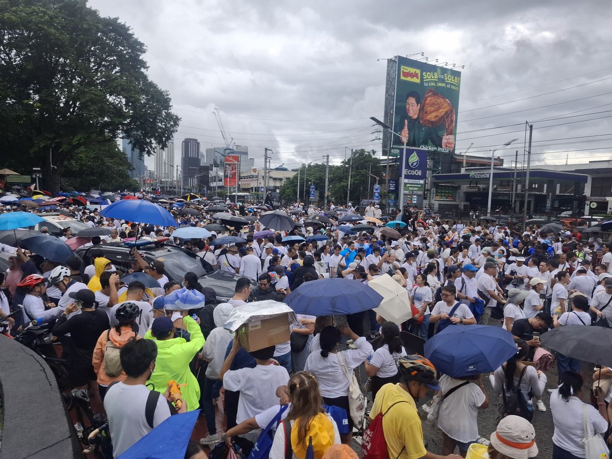 PhilstarNews's tweet image. EDSA IS FLOODED  

Anti-corruption protestors block off EDSA near the People Power monument, calling to imprison plundering officials. Vehicles were allowed to traverse the bus lane to make way for the protestors. | via @JPMangaluz