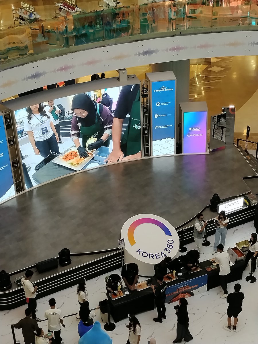 0sushi0sushi's tweet image. モールでキムチ作りイベントやってた。斬新。