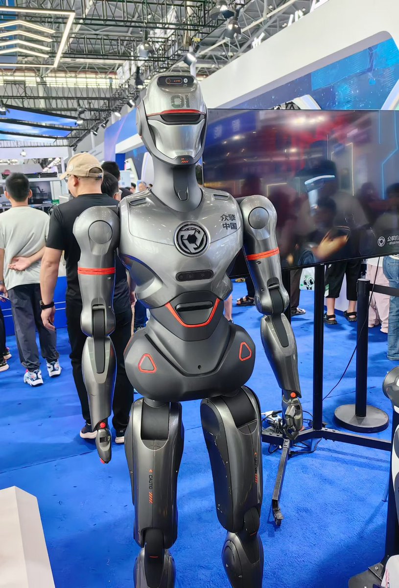 Cuilananawu's tweet image. The 2025 World Manufacturing Convention is on fire! Robots are the absolute stars here. There are robots that can do precise industrial operations, some serving daily life in future stores, and don&apos;t even get me started on the robot band!  #WorldManufacturingConvention #RobotStar