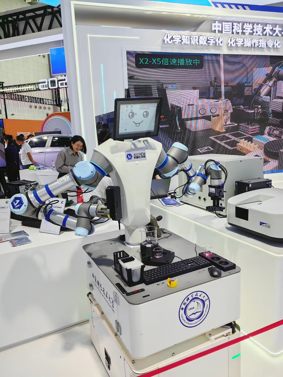 Cuilananawu's tweet image. The 2025 World Manufacturing Convention is on fire! Robots are the absolute stars here. There are robots that can do precise industrial operations, some serving daily life in future stores, and don&apos;t even get me started on the robot band!  #WorldManufacturingConvention #RobotStar