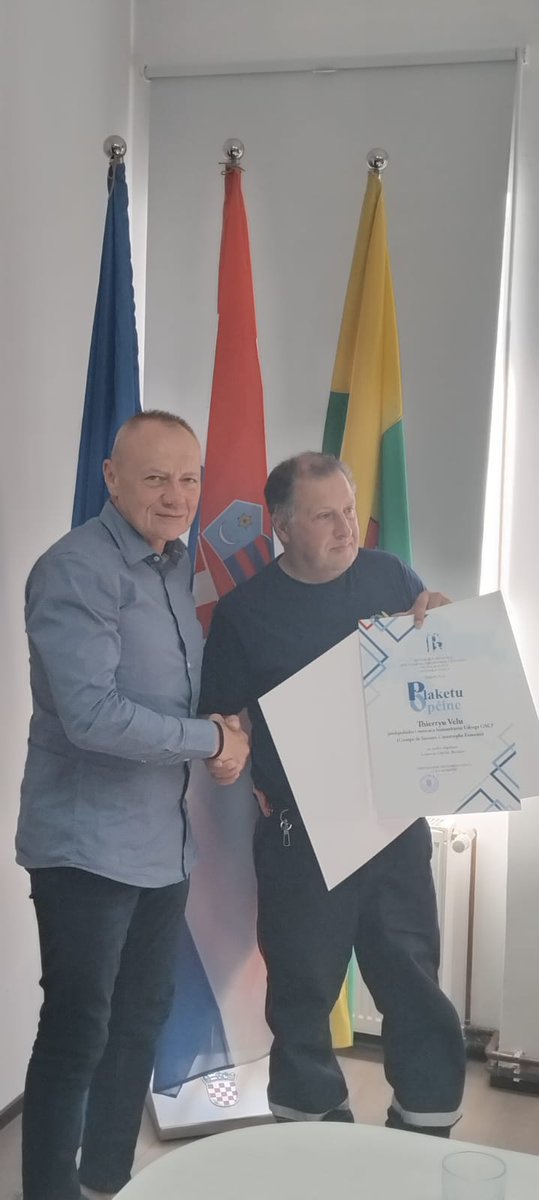 Les pompiers de Rovišće 🇭🇷 ont honoré le GSCF pour son engagement depuis de nombreuses années en Croatie.
Ces distinctions saluent le travail de nos équipes déployées dans le pays.
👉 Thierry Velu rappelle : « Nous continuerons à soutenir, en France comme à travers le monde. »
