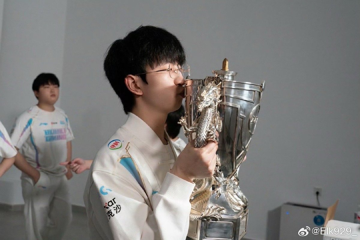 dpfzm_'s tweet image. 아 행복해..