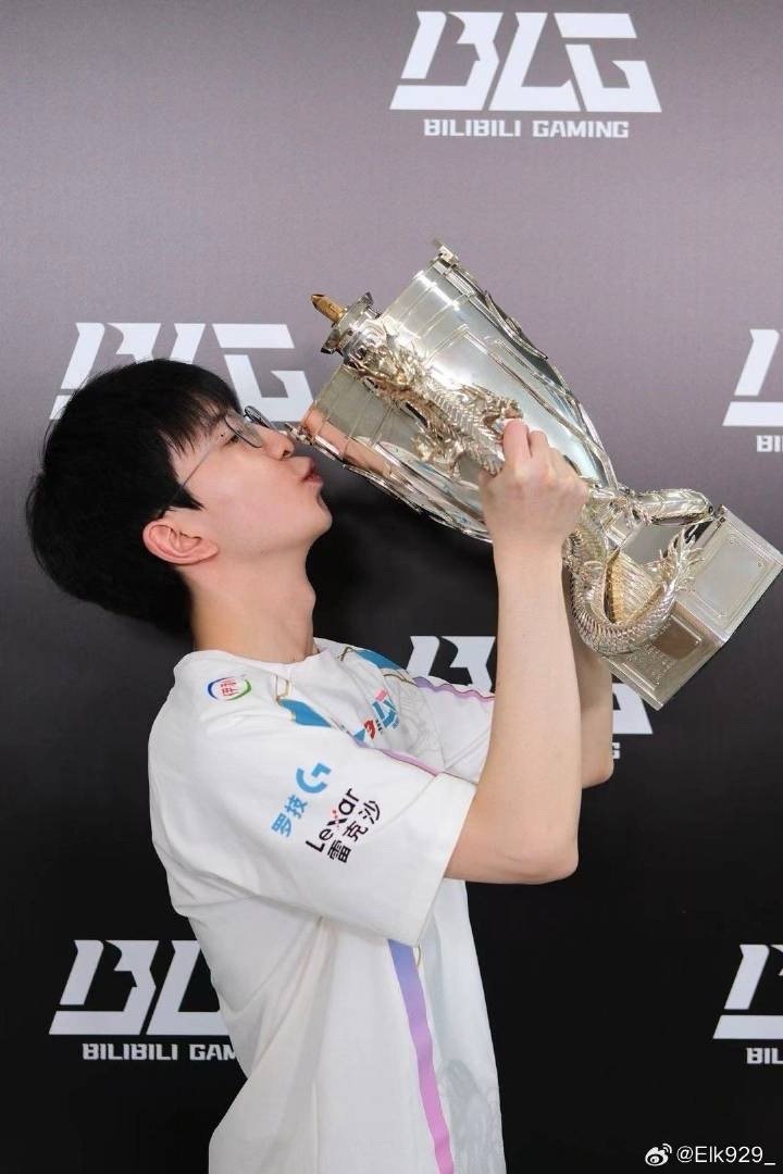 dpfzm_'s tweet image. 아 행복해..