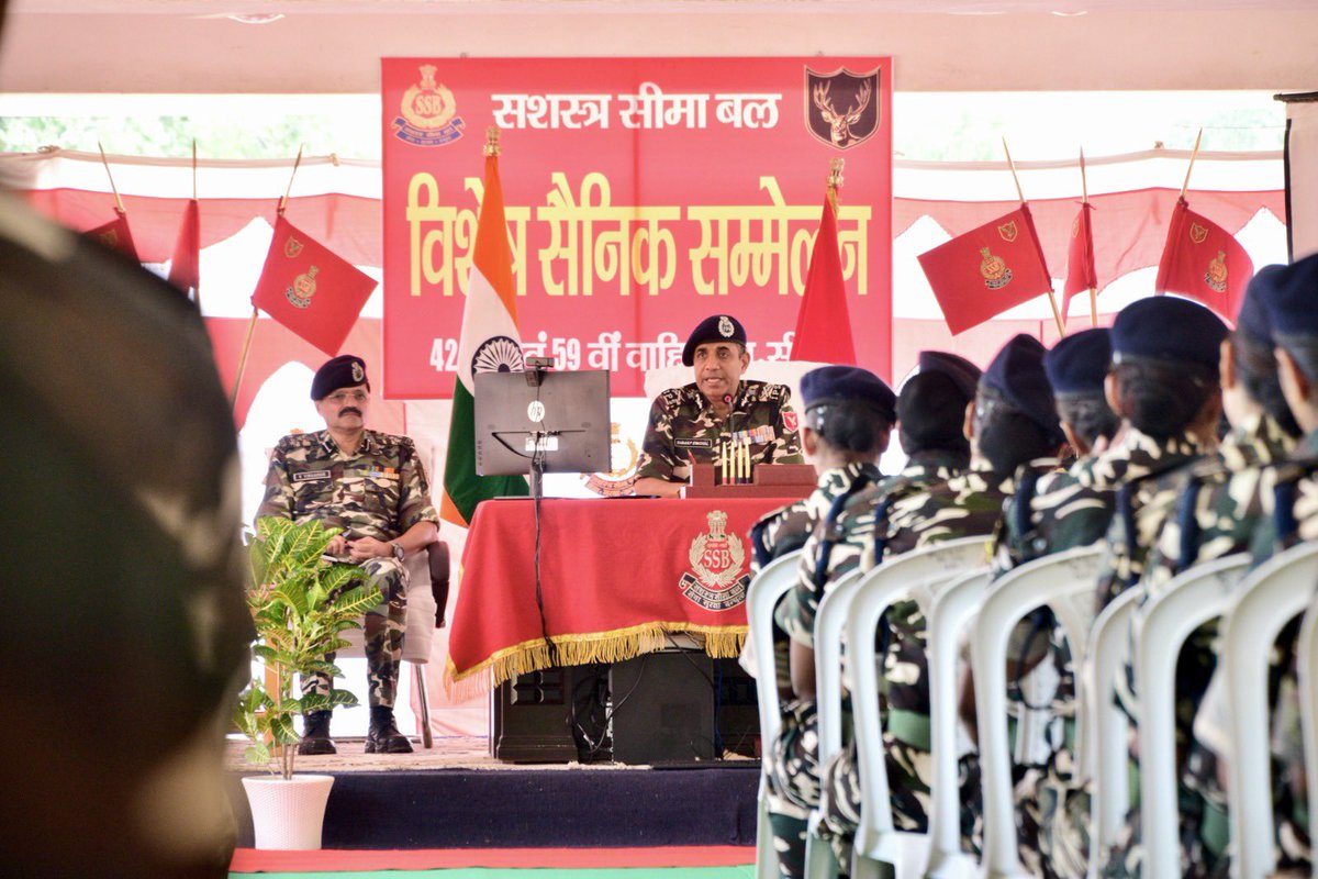 59bnssb_india's tweet image. श्री संजय सिंघल (भा.पु.से.) महानिदेशक सशस्त्र सीमा बल का भ्रमण  वाहिनी में हुआ |
इस दौरान वाहिनी परिसर में महोदय ने  प्रचालन गतिविधि सहित प्रशासनिक मुद्दों पर विशेष प्रकाश डालते हुए आवश्यक दिशा निर्देश दिए |
#DGSSBonTOUR
 #BORDERSECURITY 
 @SSB_INDIA
@SSBFTRLUCKNOW
@SectorSsb