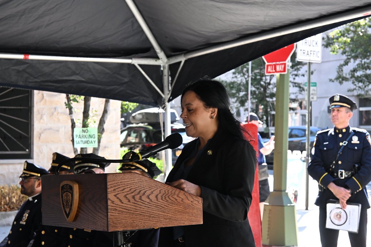 NYCPDDEA's tweet image. DEA Board Officers proudly attended the unveiling of “Detective Mary ‘Mae’ Foley Way” in Long Island City — commemorating a true trailblazer who joined the NYPD in 1923 and helped arrest and convict countless high-profile criminals. The union will forever honor Detective Foley’s…