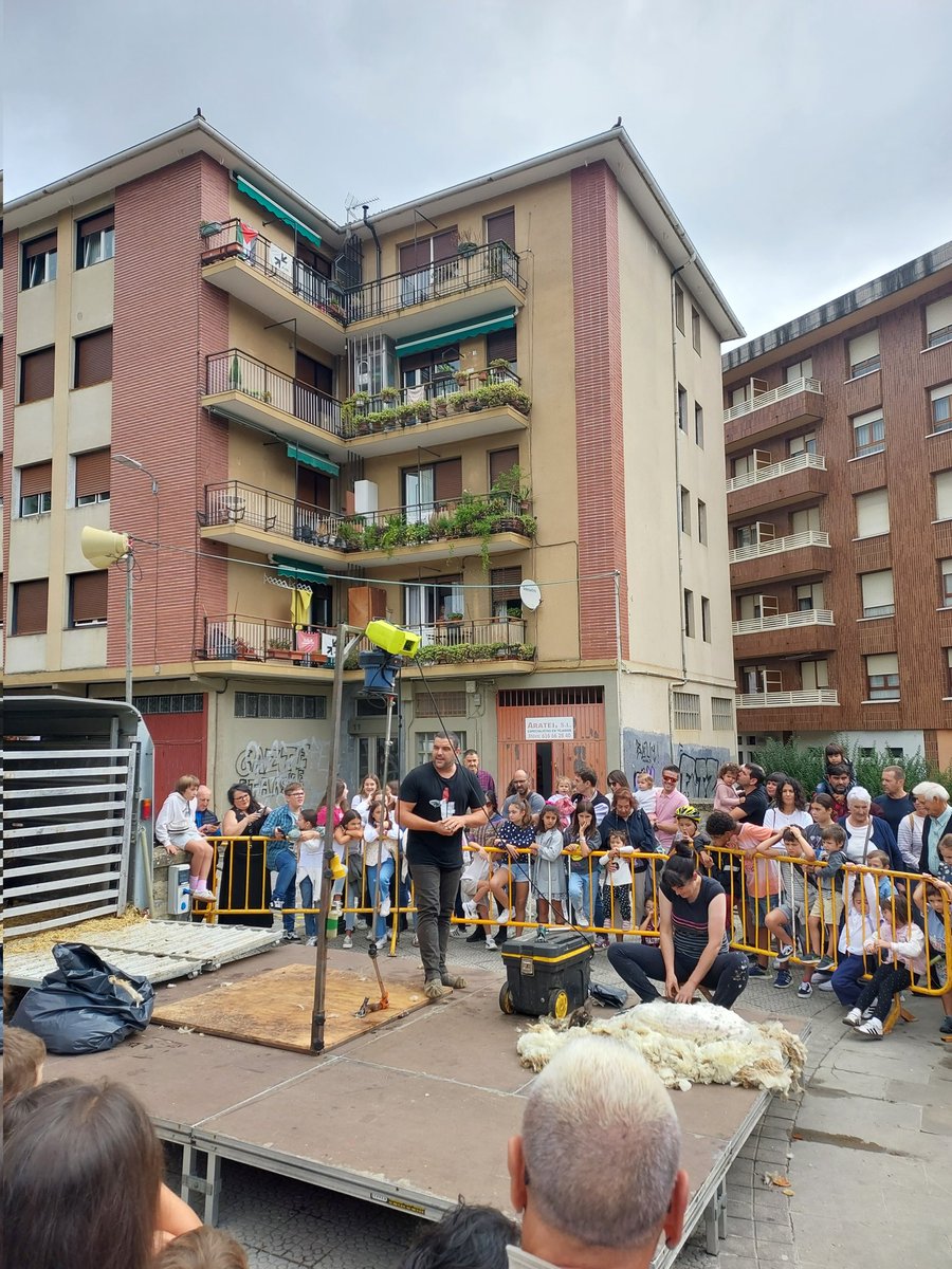 XValSob's tweet photo. Gaur Amurrioko Artzai egunera hurbildu gara.

Euria bota duen arren, tokiko produktuak eta, batez ere, gazta goxoak probatzeko aukera paregabea izan dugu! https://t.co/e3gjLIoQiX