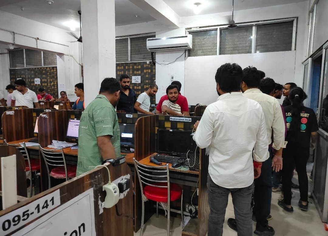 SSCNEWS_'s tweet image. बच्चों का इस तरह सेंटर में बैग और मोबाइल फोन लेके घुसना, ये साफ - साफ दिखाता है, SSC नाकाम रही है CGL का एग्जाम कराने में।
#ssccgl2025 #SSC_VENDOR_FAILURE