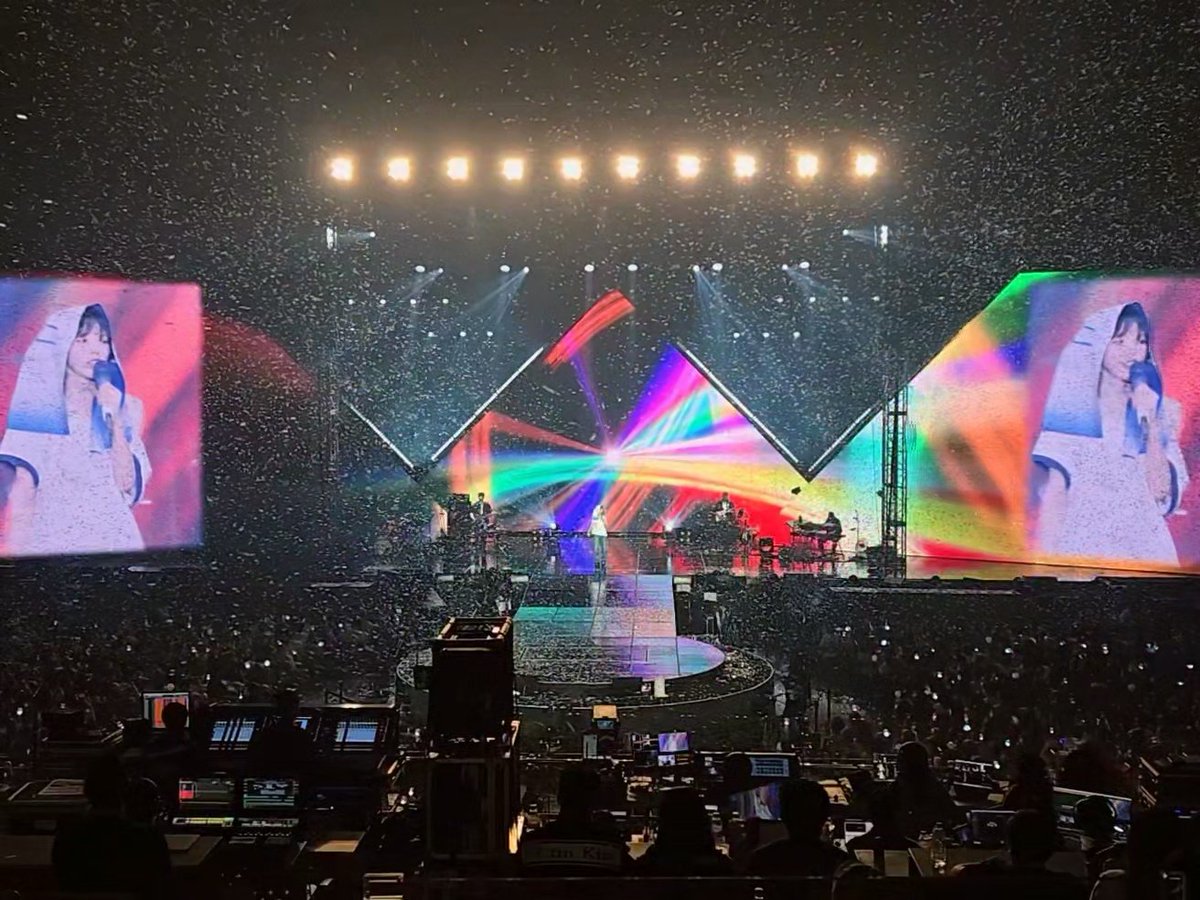 웬디의 첫 번째 솔로 월드 투어의 시작을 알린 ‘<W:EALIVE> IN SEOUL’의 성료를 축하합니다!

다채로운 무대 구성과 연출, 강렬한 밴드 사운드, 그리고 웬디의 파워풀한 보컬이 어우러진 완벽한 공연이었습니다.

이번 솔로 콘서트를 위해 쏟아낸 그녀의 많은 고민과 열정, 그리고 팬들을 향한 사랑이