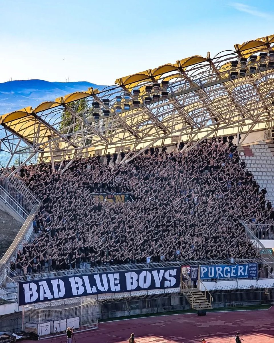 אני אישית מאתר בתמונה הזו 4 גברים ובחורה אחת בלבד שלא הרימו ידיים בעידוד.