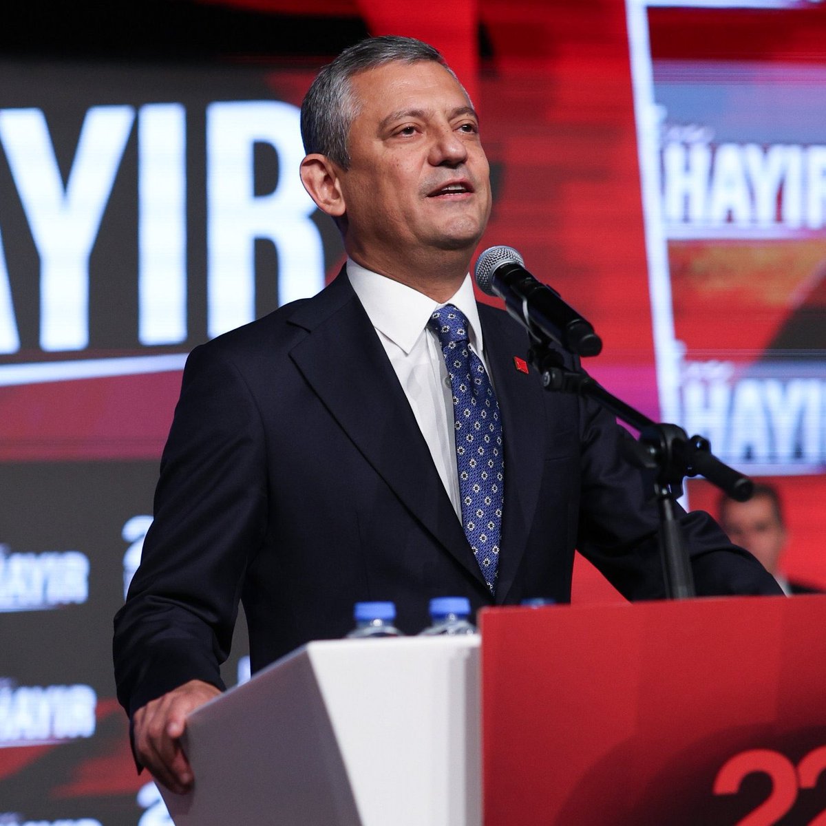 835 oyun tamamını alarak yeniden Genel Başkanımız Özgür Özel seçildi.
Bu büyük güven oyu,örgütümüzün birlikteliğini ve kararlılığını bir kez daha ortaya koydu.
CHP’yi kayyumlarla,baskılarla dizayn etmeye çalışanlara verilen en net cevap budur:
Demokrasi kazanır,halkın iradesi