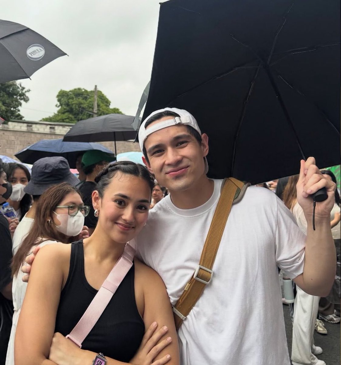 ralph, may puso at paninindigan para sa bansa. i already know he’s a good person, pero seeing him here, standing for the country on his own, makes him an even better person to me. i’m so proud na i stan you both ni az, may panindigan.