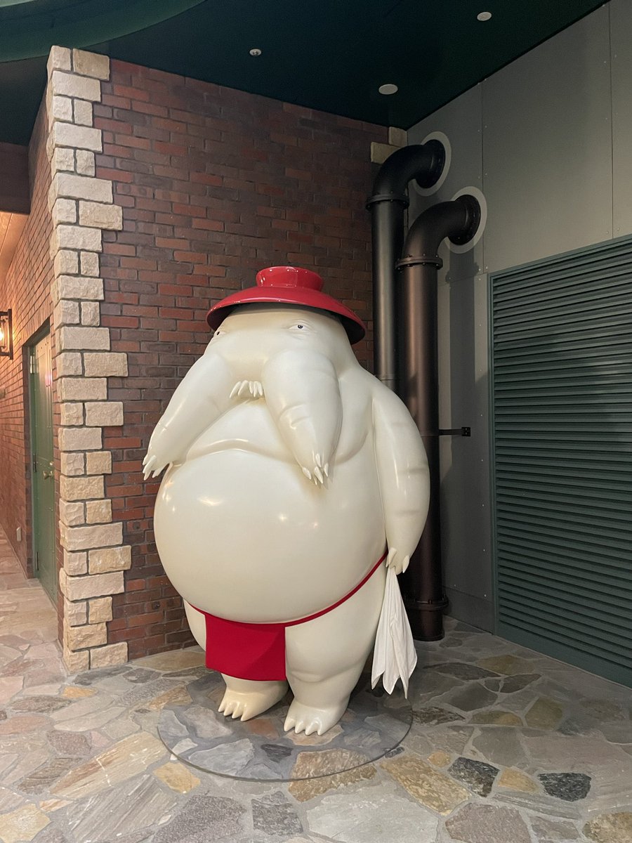 ジブリパークのフォトスポット。
定番カオナシもいいけど、路地裏にいる大根の神様？もおすすめだよ。
並ばず撮れるから！笑