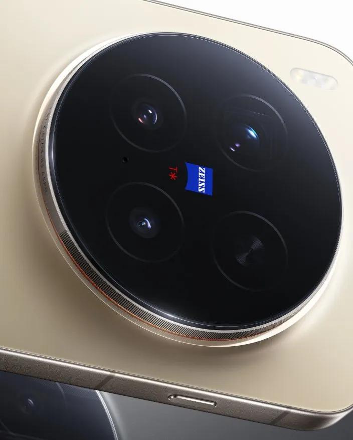 Amark63347's tweet photo. ✅Vivo X300 Pro &amp; Vivo X300 The 📸back cameras look the same as those on the Vivo X200 series.

✅Only on the Vivo X300 Pro ➡️ An extra button where you can customize to do different things quickly.
#Vivo #VivoX300Pro #VivoX300 #VivoX300Series  #TrendingNews #itsamartech https://t.co/GYYBFVrw9M