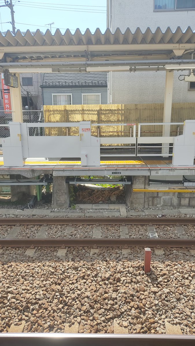 南武線稲田堤駅の下には、農業用水路の遺構が今なお、ひっそりと残っている。
これは以前作成した稲田堤駅周辺の暗渠図に記載されている大丸用水、三軒家堀(サゲヤ)の分流。
(大丸用水/川崎市多摩区)