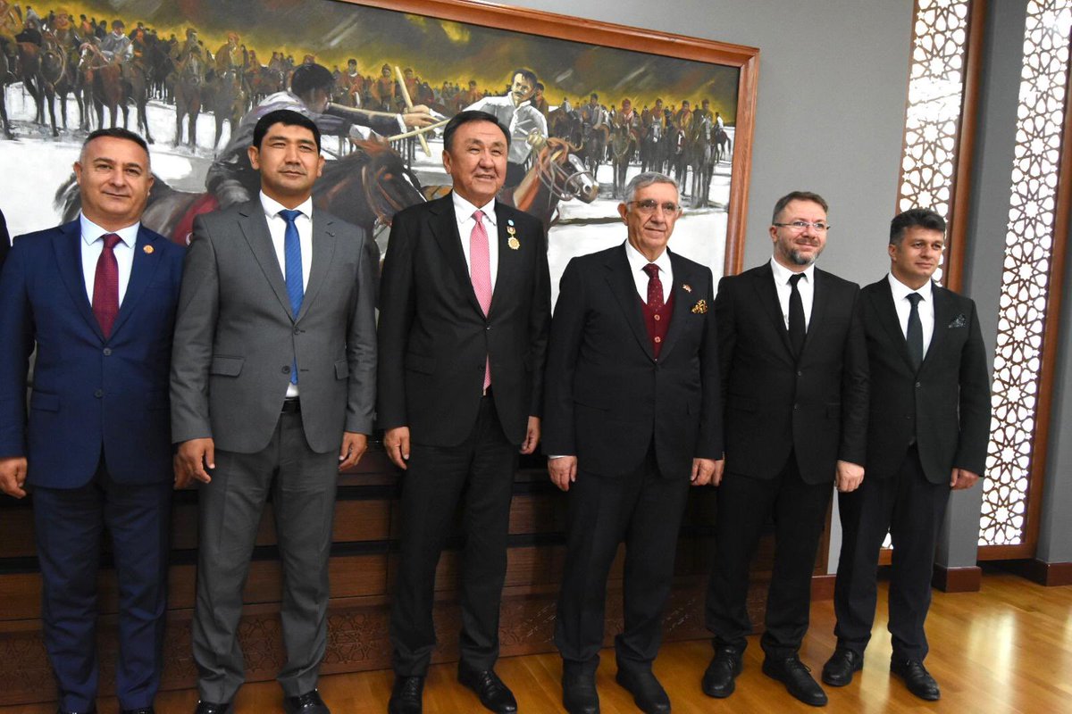 Türk Devletleri Teşkilatı Genel Sekreteri Sayın Büyükelçi Kubanychbek Omuraliev ile, Manas Üniversitesi Rektörü Prof. Dr. Alpaslan Ceylan hocamızın makamında bir araya geldik. 

Türk dünyasının ortak geleceği, stratejik iş birliği alanları ve teşkilatımızın hedefleri üzerine son