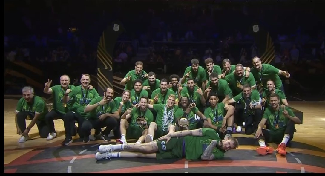 COMEPIPASFRENTE's tweet image. Que orgullo de equipo y de entidad. 
Enorme campeonato. 
Enhorabuena @unicajaCB , siempre te llevo conmigo, siempre se tu bandera.