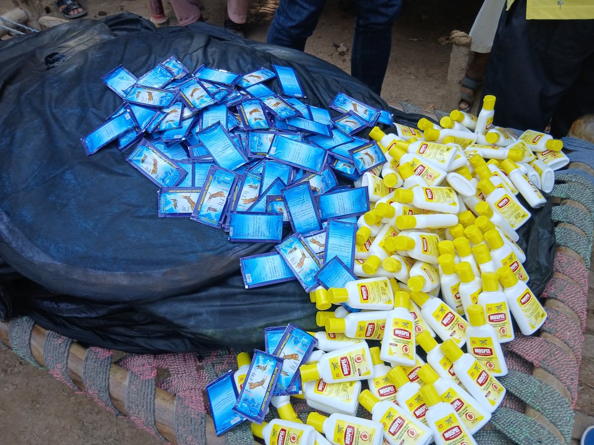 بیسواں 20 دن ۔۔۔مچھر دانی اور موسپل کی تقسیم۔۔
عبد الحکیم ملتان کے نواحی علاقوں میں سیلاب کے بعد ریلیف پروگرام جاری ہے۔۔۔ اس علاقے میں 90٪ عوام گھروں کو واپس جا چکی ہے۔۔ اب خشک راشن اور مچھروں سے بچاؤ کا عمل جاری ہے